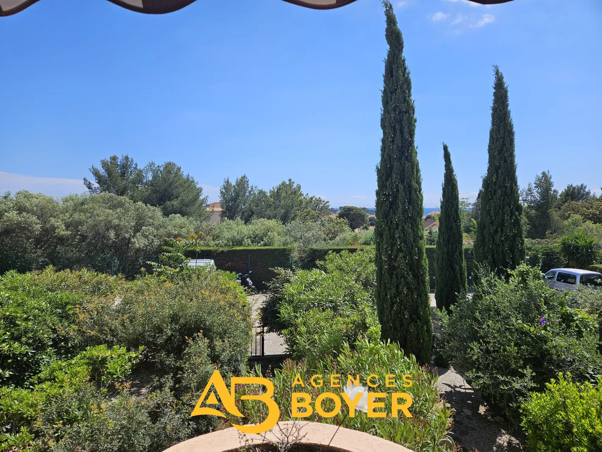 Studio rénové avec terrasse et vue mer à Bandol, proche du port 