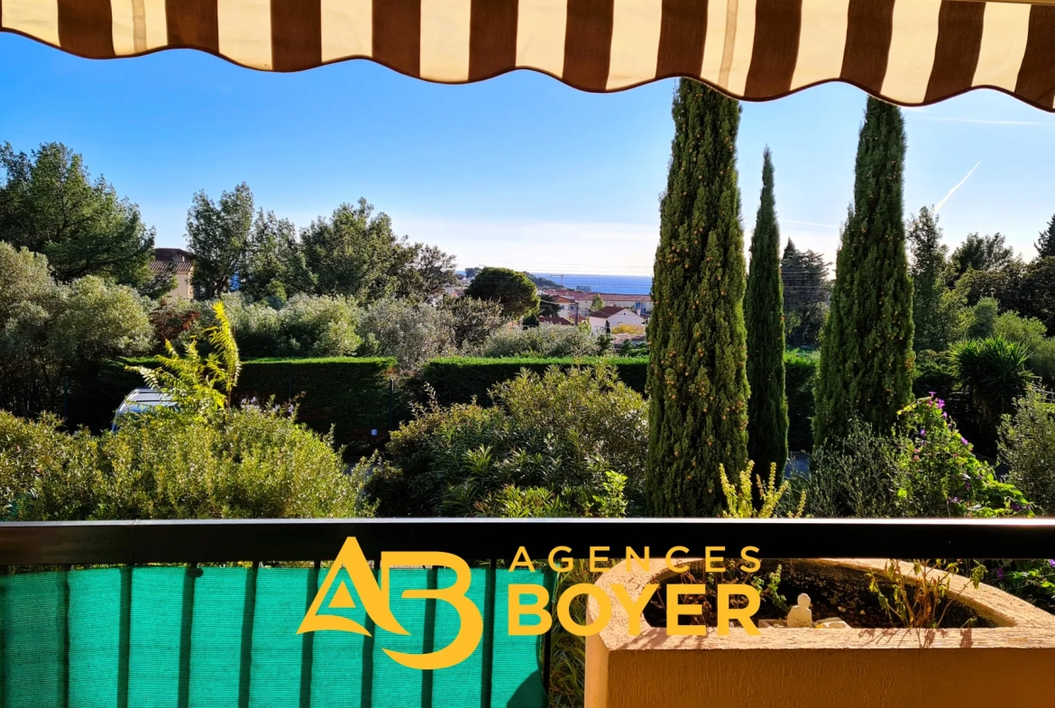 Studio rénové avec terrasse et vue mer à Bandol, proche du port 