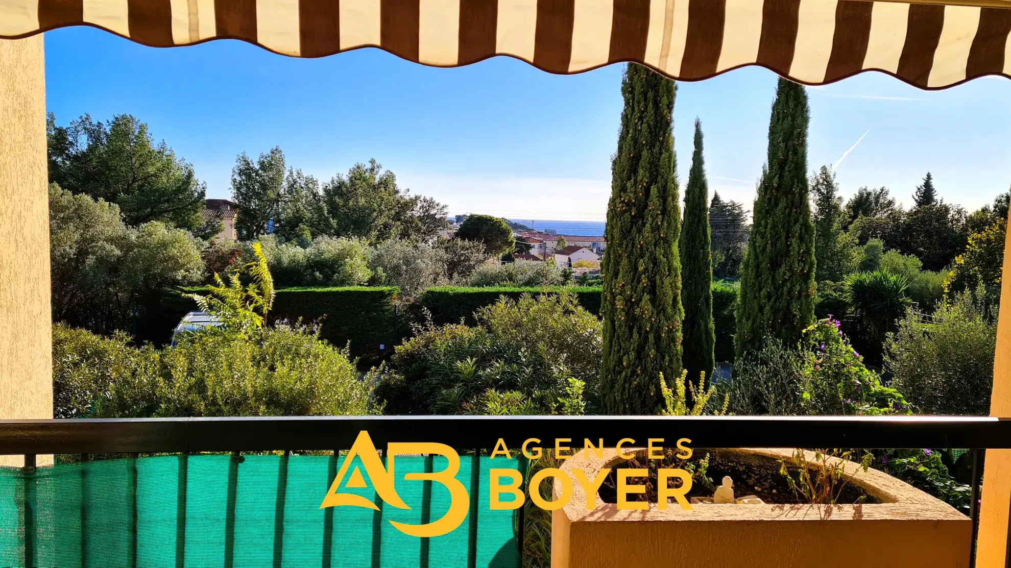 Studio rénové avec terrasse et vue mer à Bandol, proche du port 