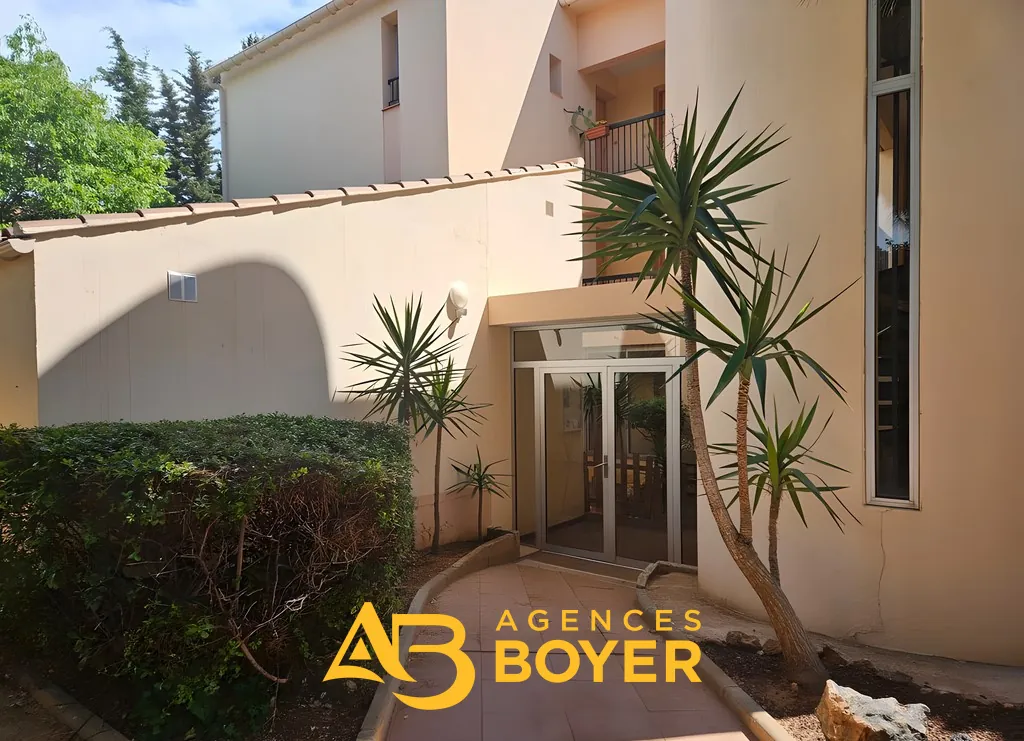 Studio rénové avec terrasse et vue mer à Bandol, proche du port 