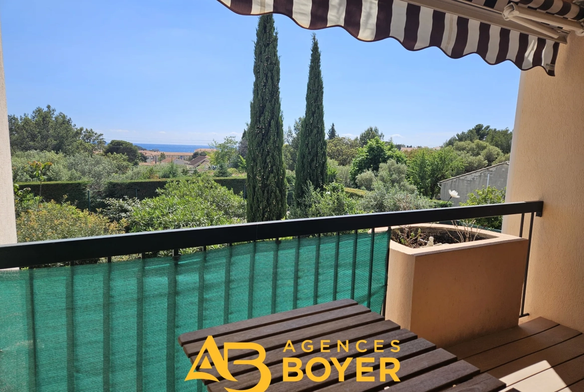 Studio rénové avec terrasse et vue mer à Bandol, proche du port 