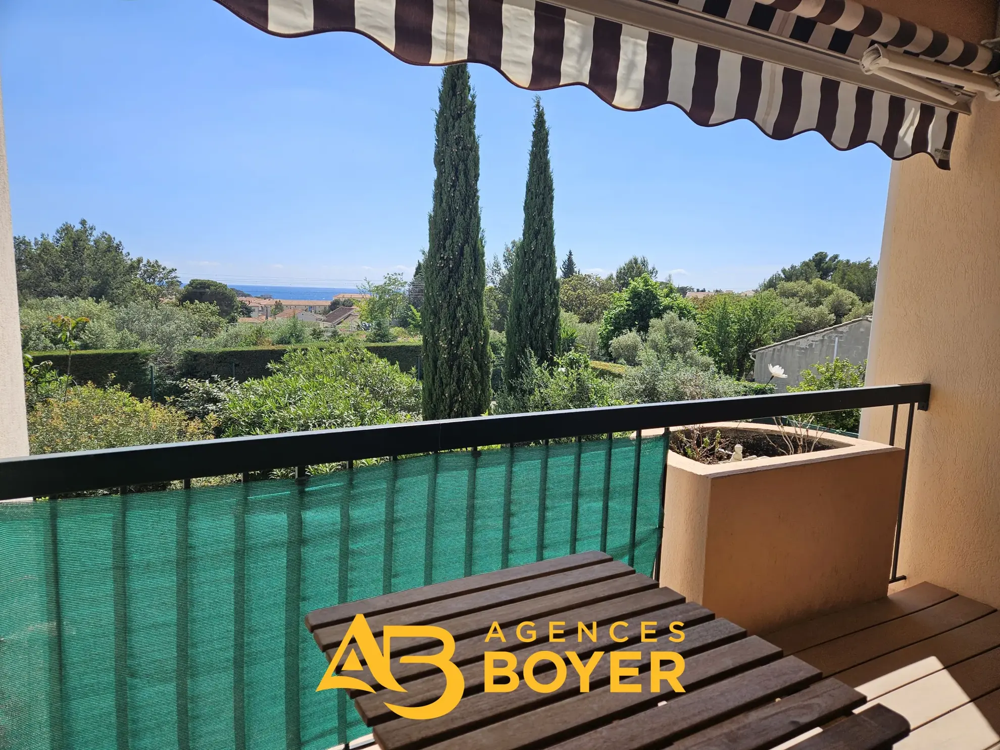 Studio rénové avec terrasse et vue mer à Bandol, proche du port 