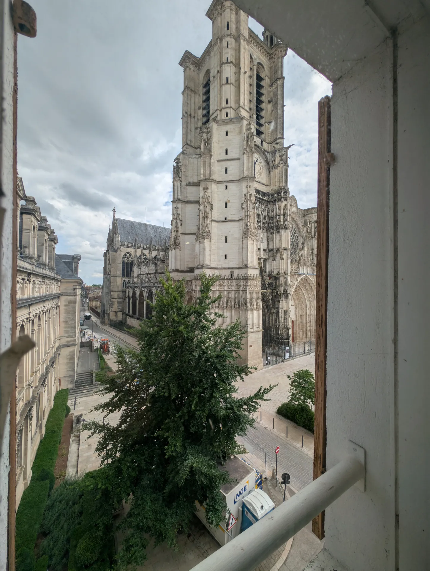 Bel appartement T4 à Troyes avec vue sur la cathédrale, lumineux et rénové 