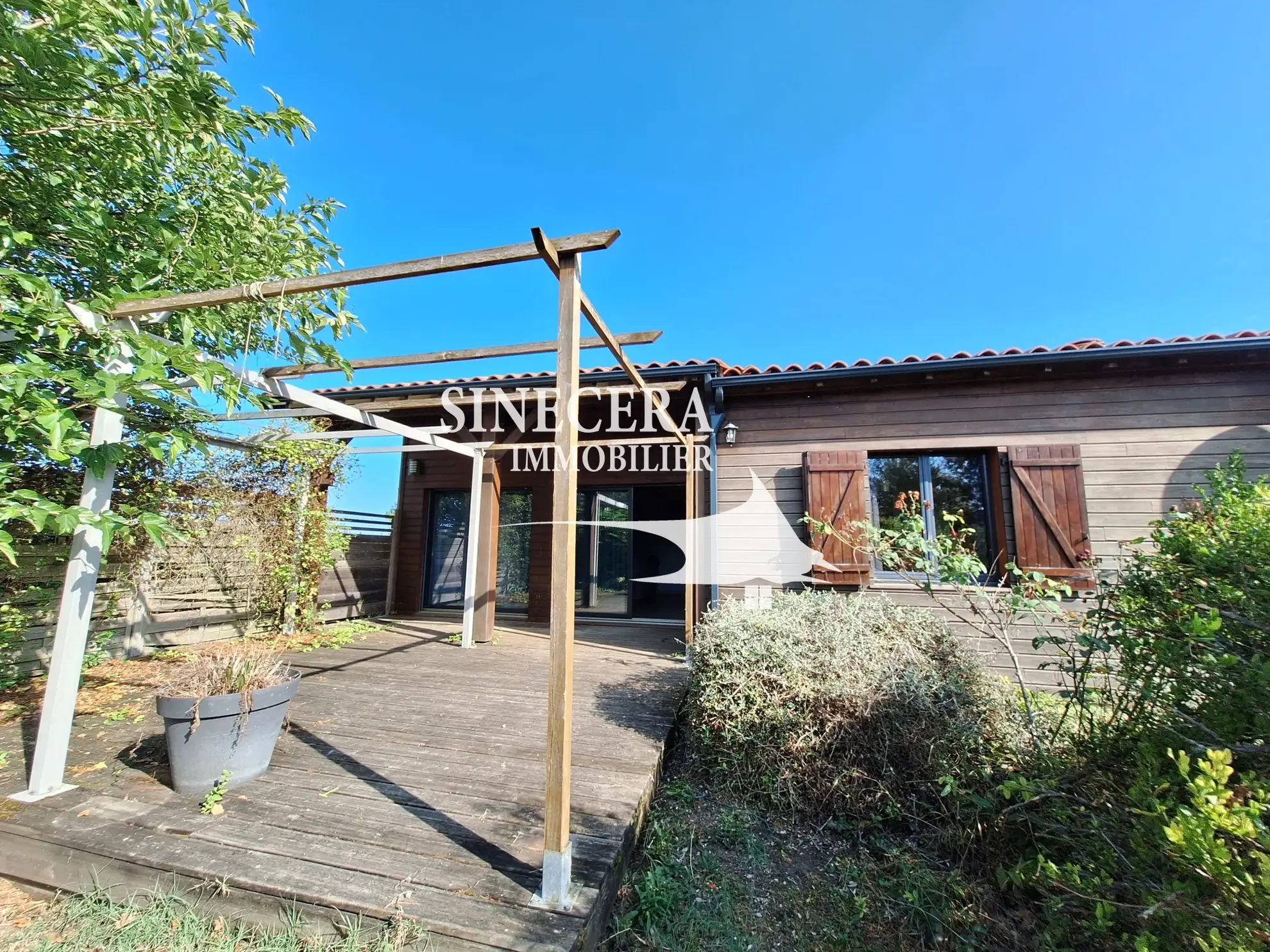 Maison en bois moderne à Ribérac de 156 m² avec jardin et potentiel de double logement 