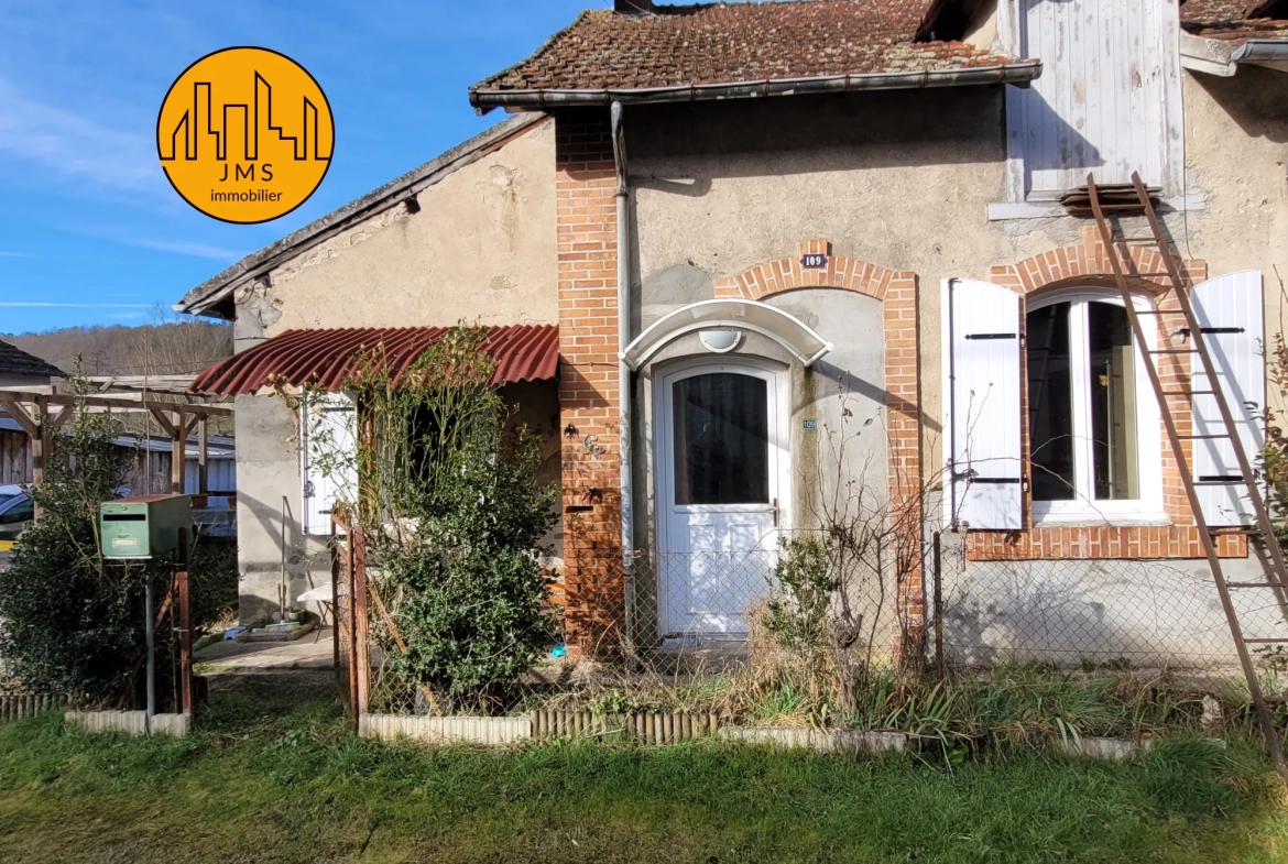 Maison mitoyenne avec jardin à Chatillon proche du village - Potentiel à exploiter 