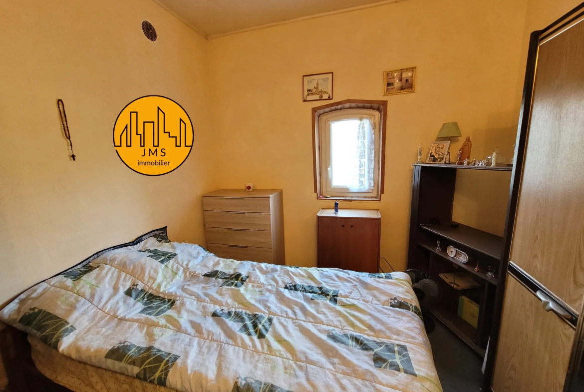 Maison mitoyenne avec jardin à Chatillon proche du village - Potentiel à exploiter 