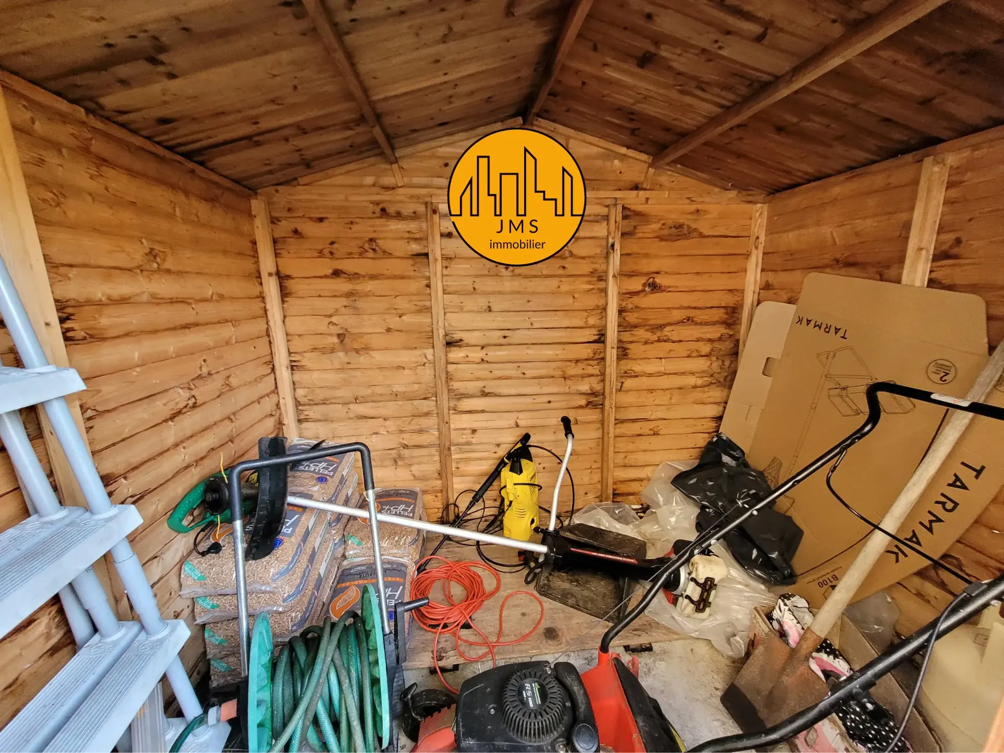 Maison mitoyenne avec jardin à Chatillon proche du village - Potentiel à exploiter 