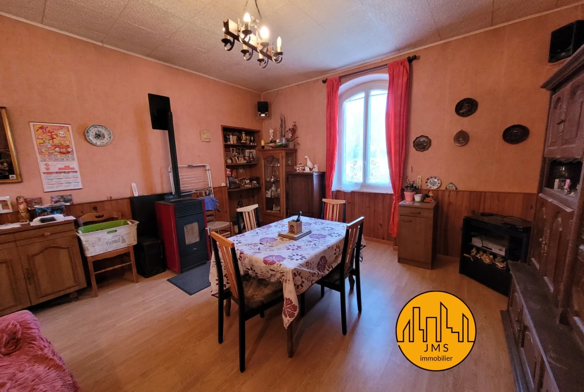 Maison mitoyenne avec jardin à Chatillon proche du village - Potentiel à exploiter 