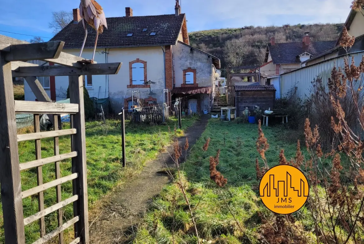 Maison mitoyenne avec jardin à Chatillon proche du village - Potentiel à exploiter 