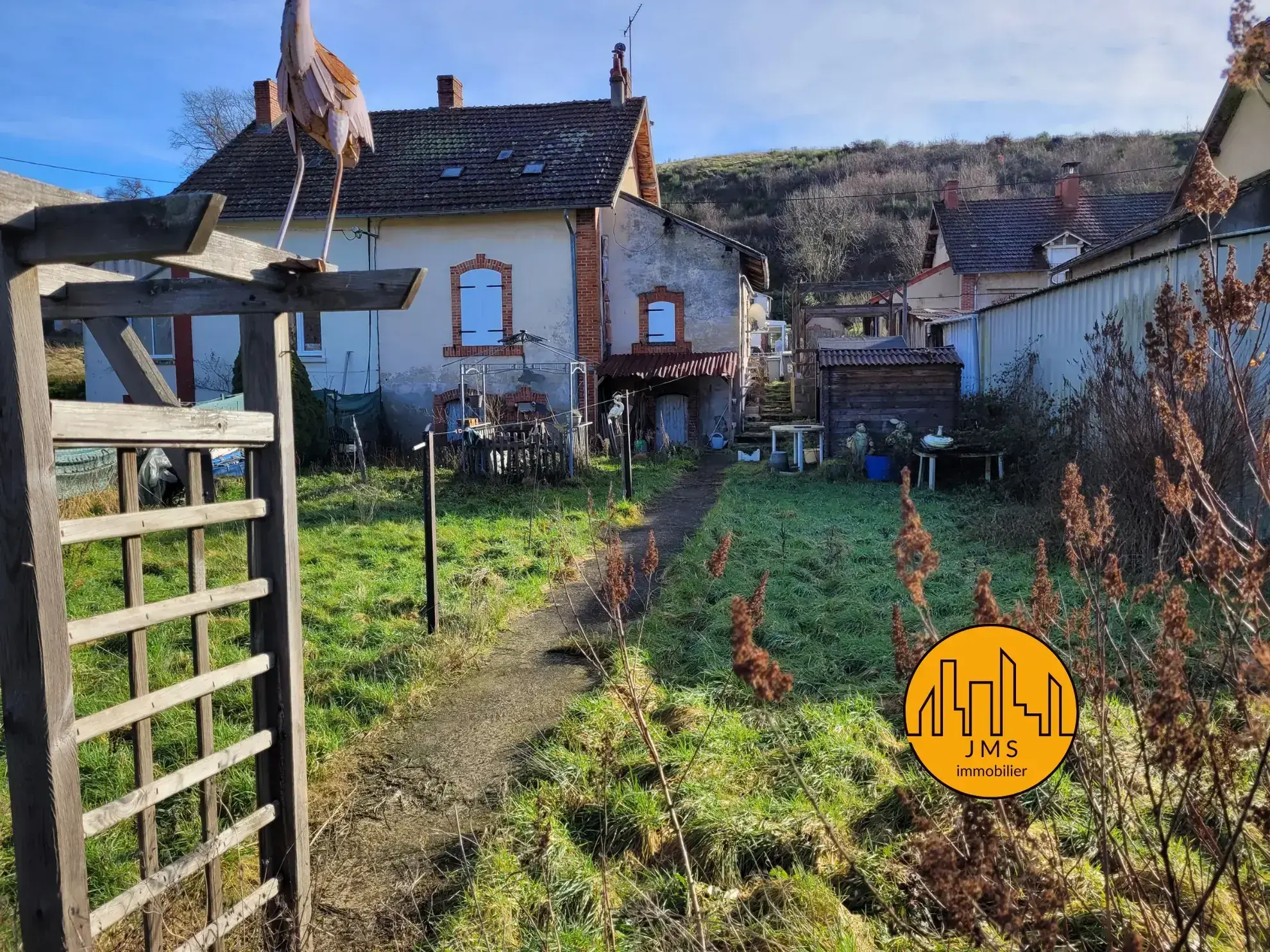Maison mitoyenne avec jardin à Chatillon proche du village - Potentiel à exploiter 