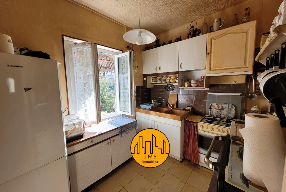 Maison mitoyenne avec jardin à Chatillon proche du village - Potentiel à exploiter 