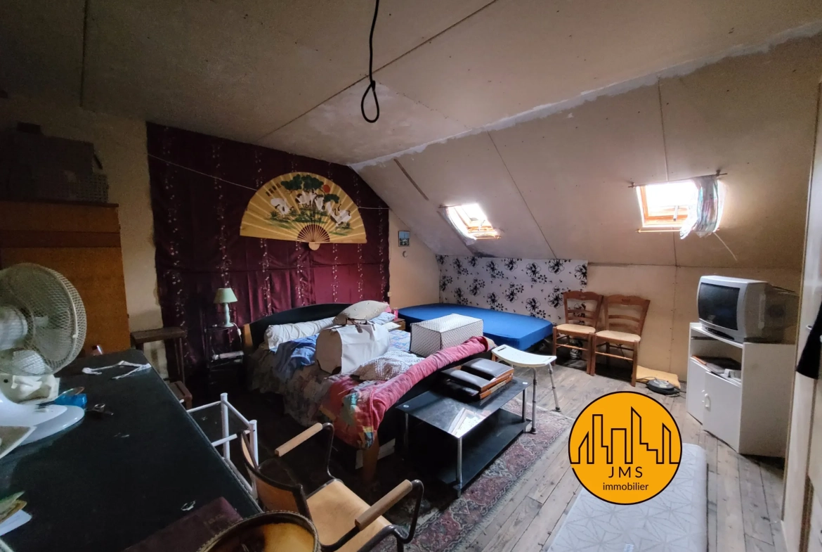 Maison mitoyenne avec jardin à Chatillon proche du village - Potentiel à exploiter 