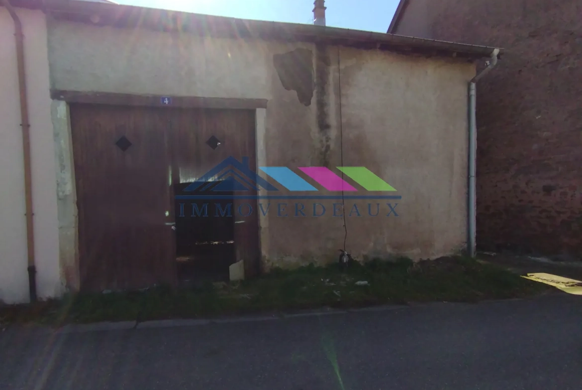 Garage à rénover de 100 m² à Celles-sur-Plaine, idéal pour stockage ou gîte 