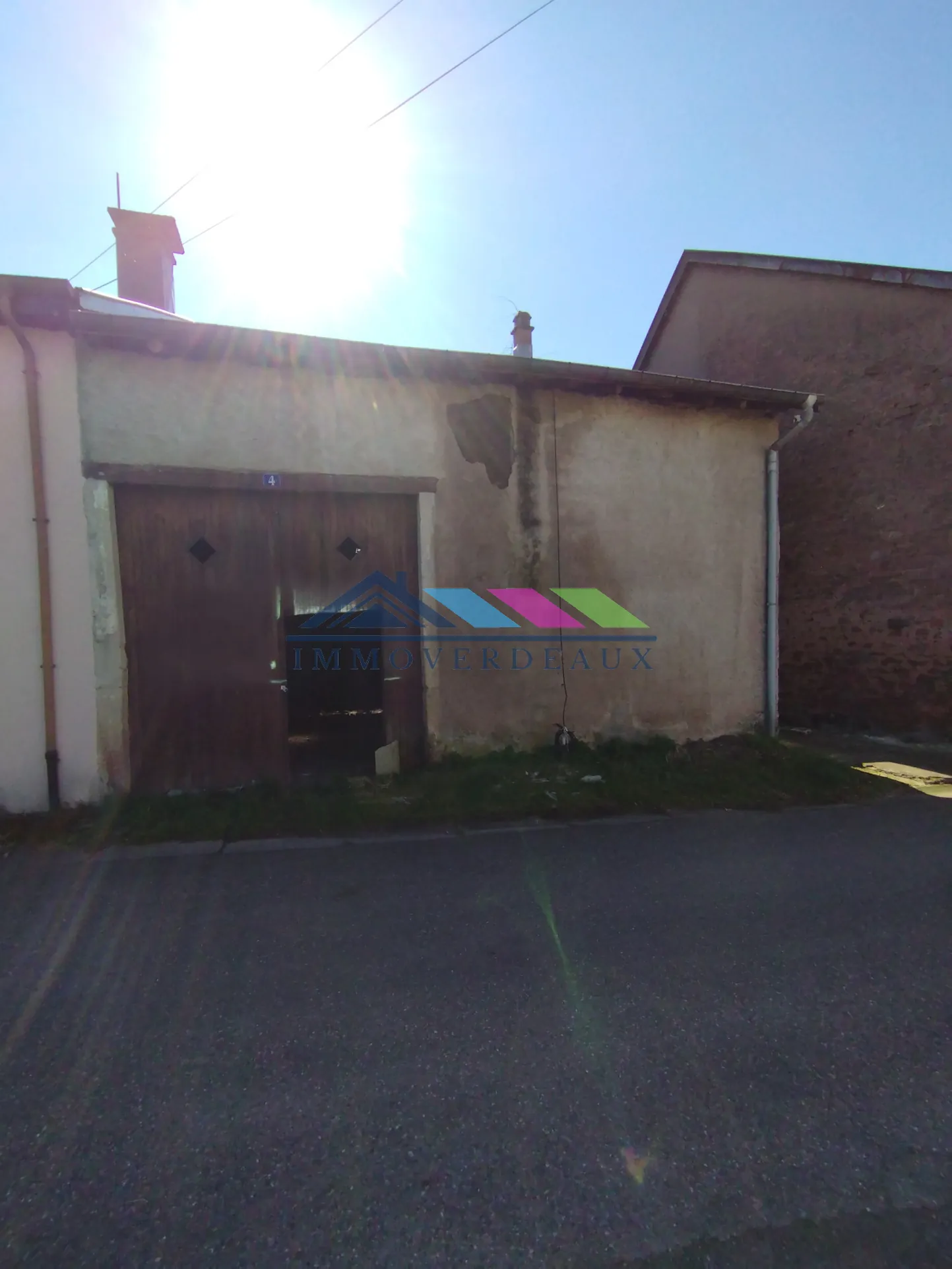 Garage à rénover de 100 m² à Celles-sur-Plaine, idéal pour stockage ou gîte 