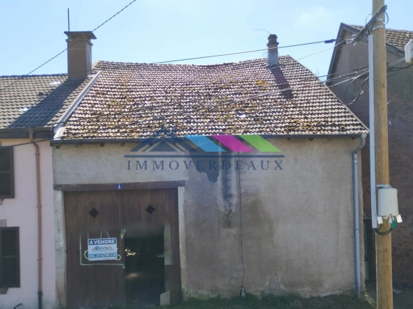 Garage à rénover de 100 m² à Celles-sur-Plaine, idéal pour stockage ou gîte