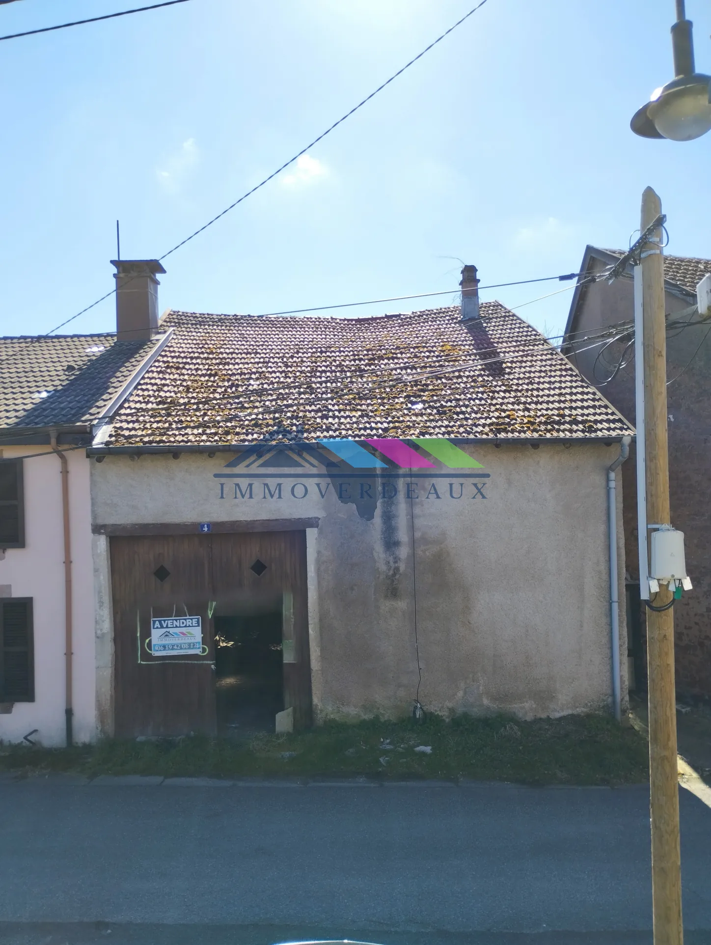 Garage à rénover de 100 m² à Celles-sur-Plaine, idéal pour stockage ou gîte 