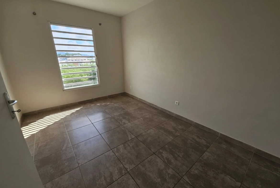 Appartement T3 spacieux avec loggia et parking à Fort-de-France 