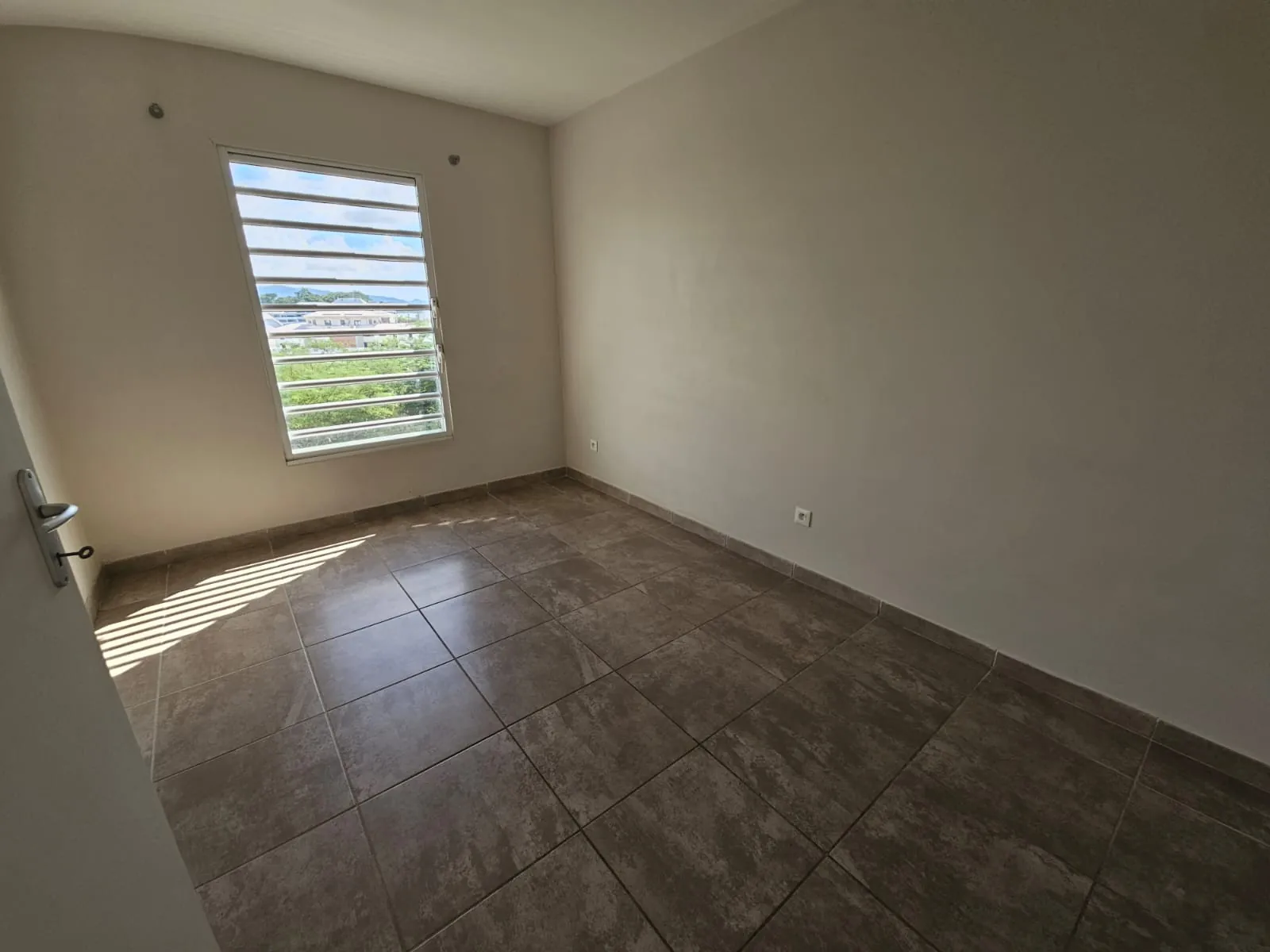 Appartement T3 spacieux avec loggia et parking à Fort-de-France 