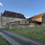 Maison en pierres avec dépendances et grand terrain à La Chapelle Aubareil