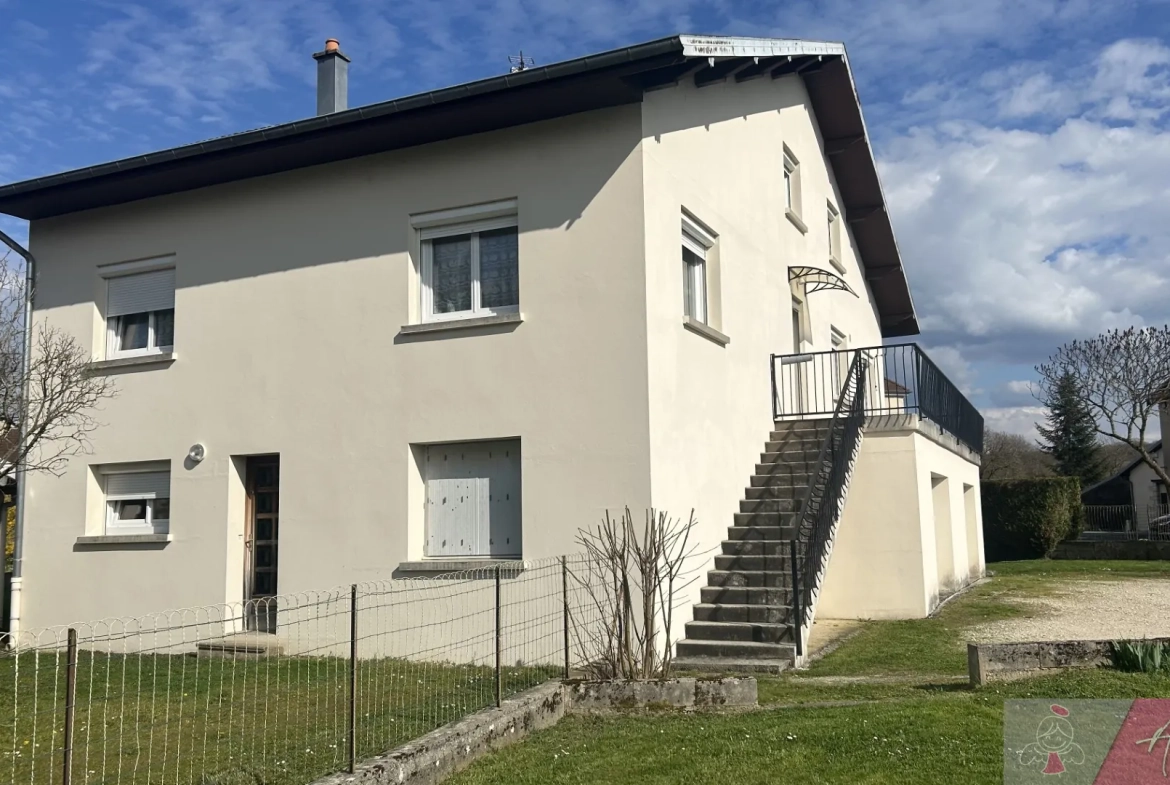 Grande maison de 208m² avec appartement indépendant à Routelle proche Saint Vit 