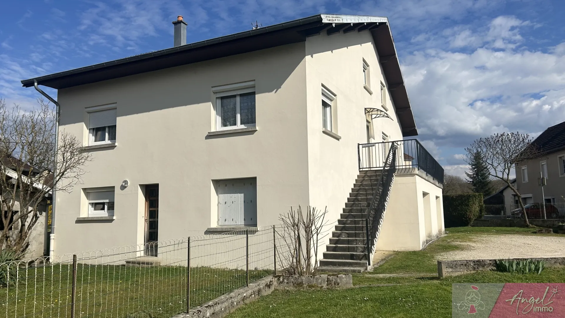 Grande maison de 208m² avec appartement indépendant à Routelle proche Saint Vit 
