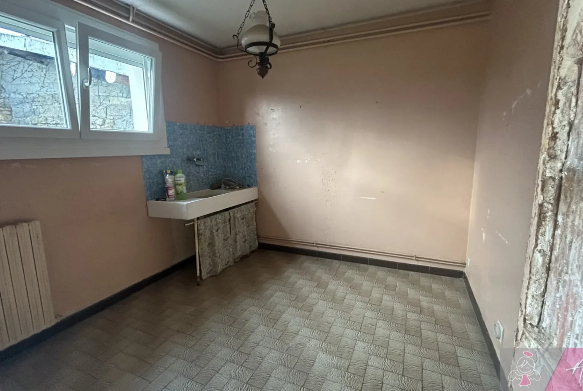 Grande maison de 208m² avec appartement indépendant à Routelle proche Saint Vit 