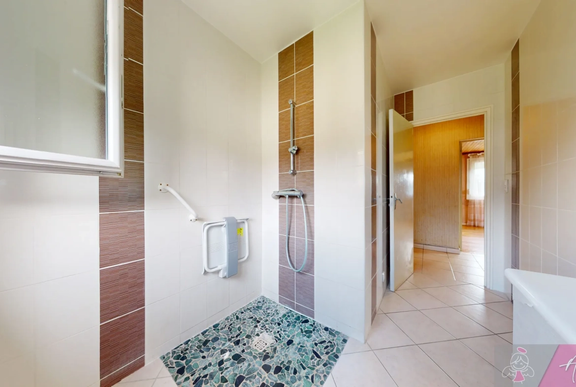 Grande maison de 208m² avec appartement indépendant à Routelle proche Saint Vit 