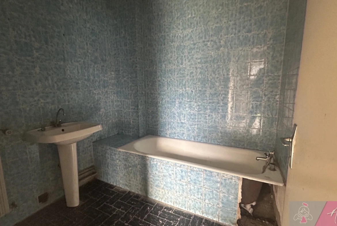Grande maison de 208m² avec appartement indépendant à Routelle proche Saint Vit 