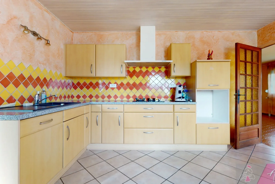 Grande maison de 208m² avec appartement indépendant à Routelle proche Saint Vit 
