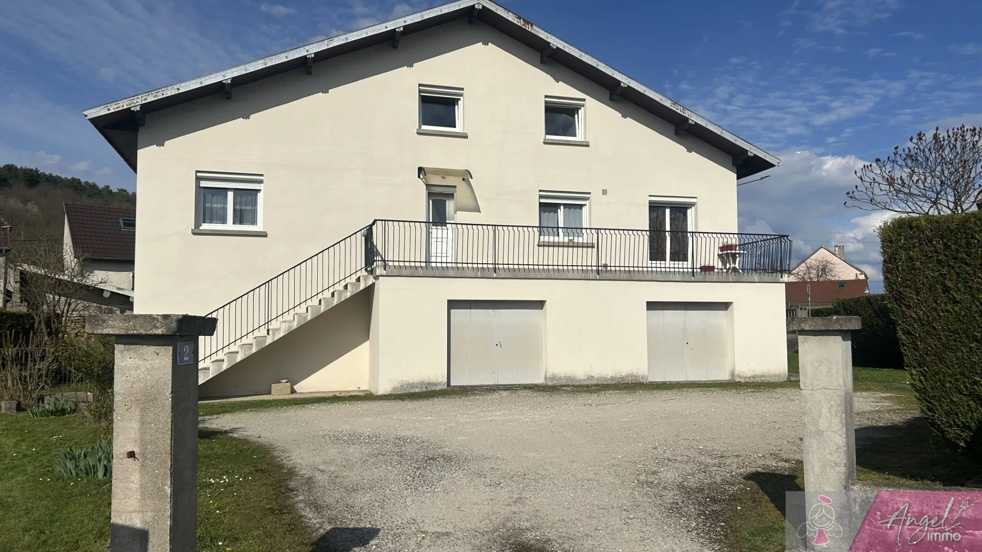 Grande maison de 208m² avec appartement indépendant à Routelle proche Saint Vit 