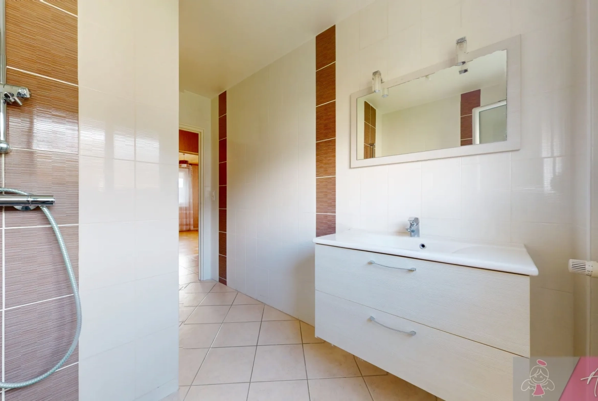Grande maison de 208m² avec appartement indépendant à Routelle proche Saint Vit 