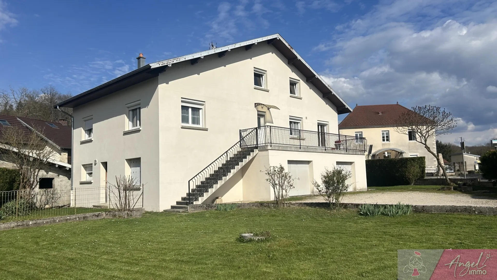 Grande maison de 208m² avec appartement indépendant à Routelle proche Saint Vit 