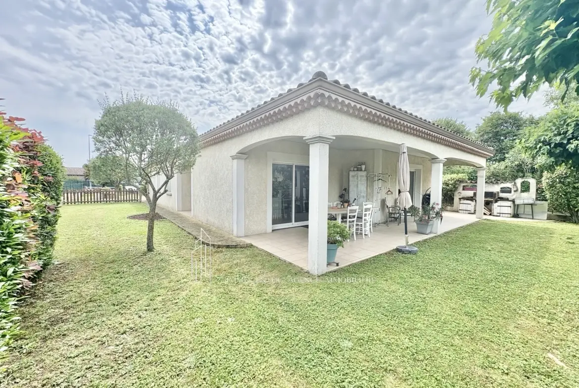 Maison de plain-pied à Sablons avec double garage et terrain arboré 
