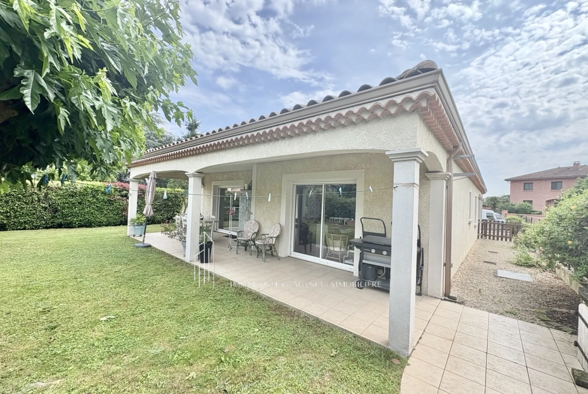 Maison de plain-pied à Sablons avec double garage et terrain arboré 