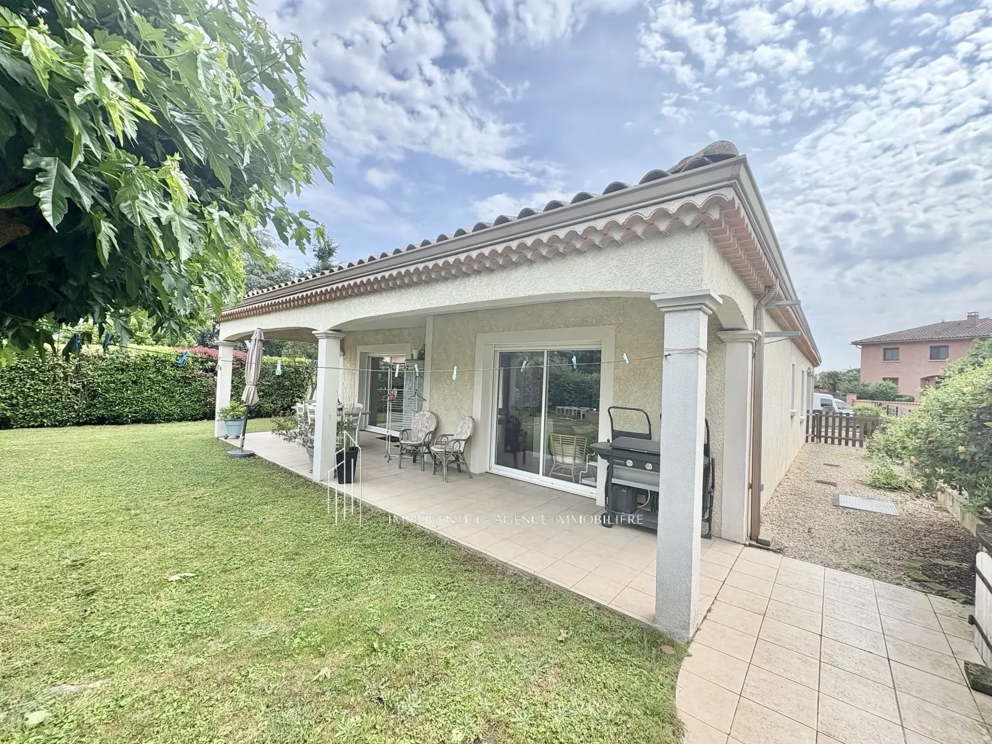 Maison de plain-pied à Sablons avec double garage et terrain arboré 