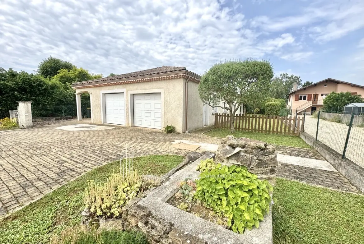 Maison de plain-pied à Sablons avec double garage et terrain arboré 