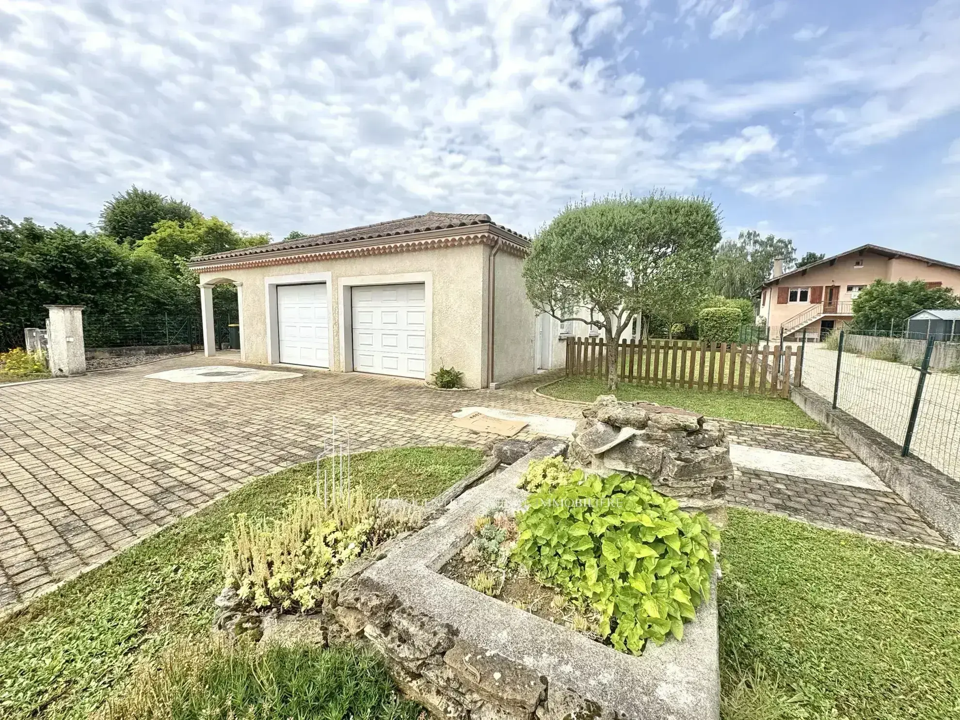 Maison de plain-pied à Sablons avec double garage et terrain arboré 