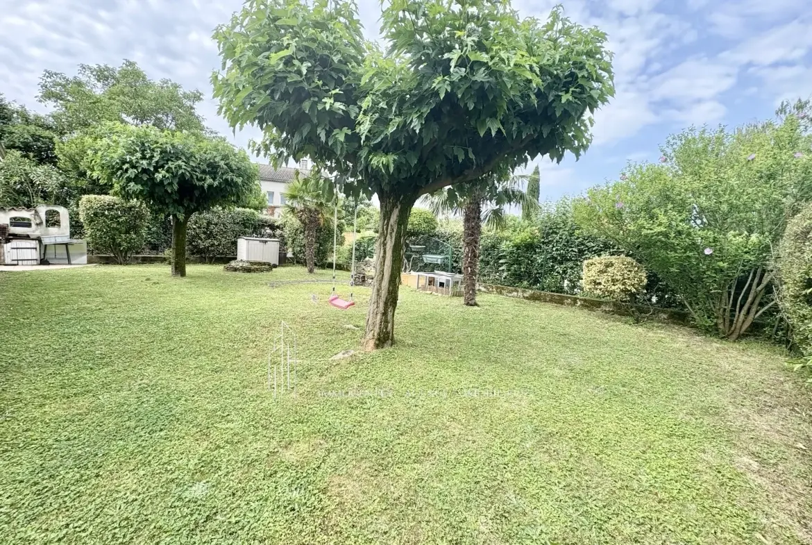 Maison de plain-pied à Sablons avec double garage et terrain arboré 