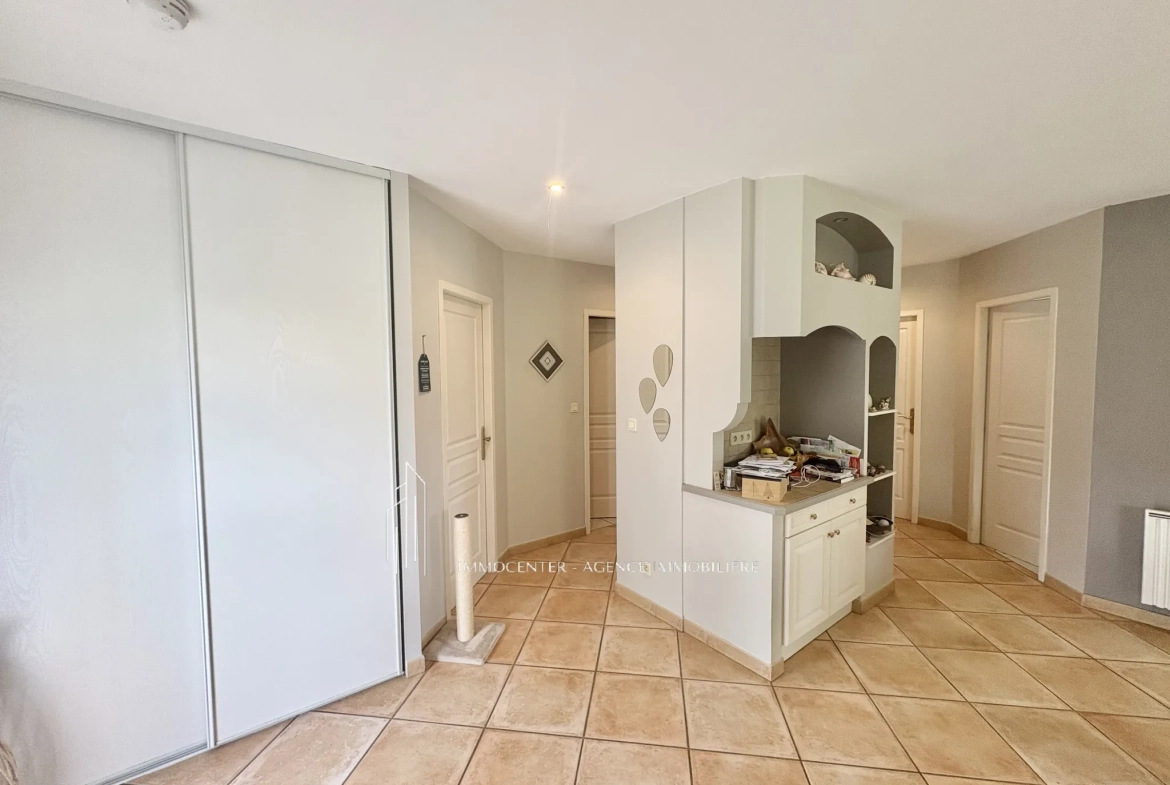 Maison de plain-pied à Sablons avec double garage et terrain arboré 