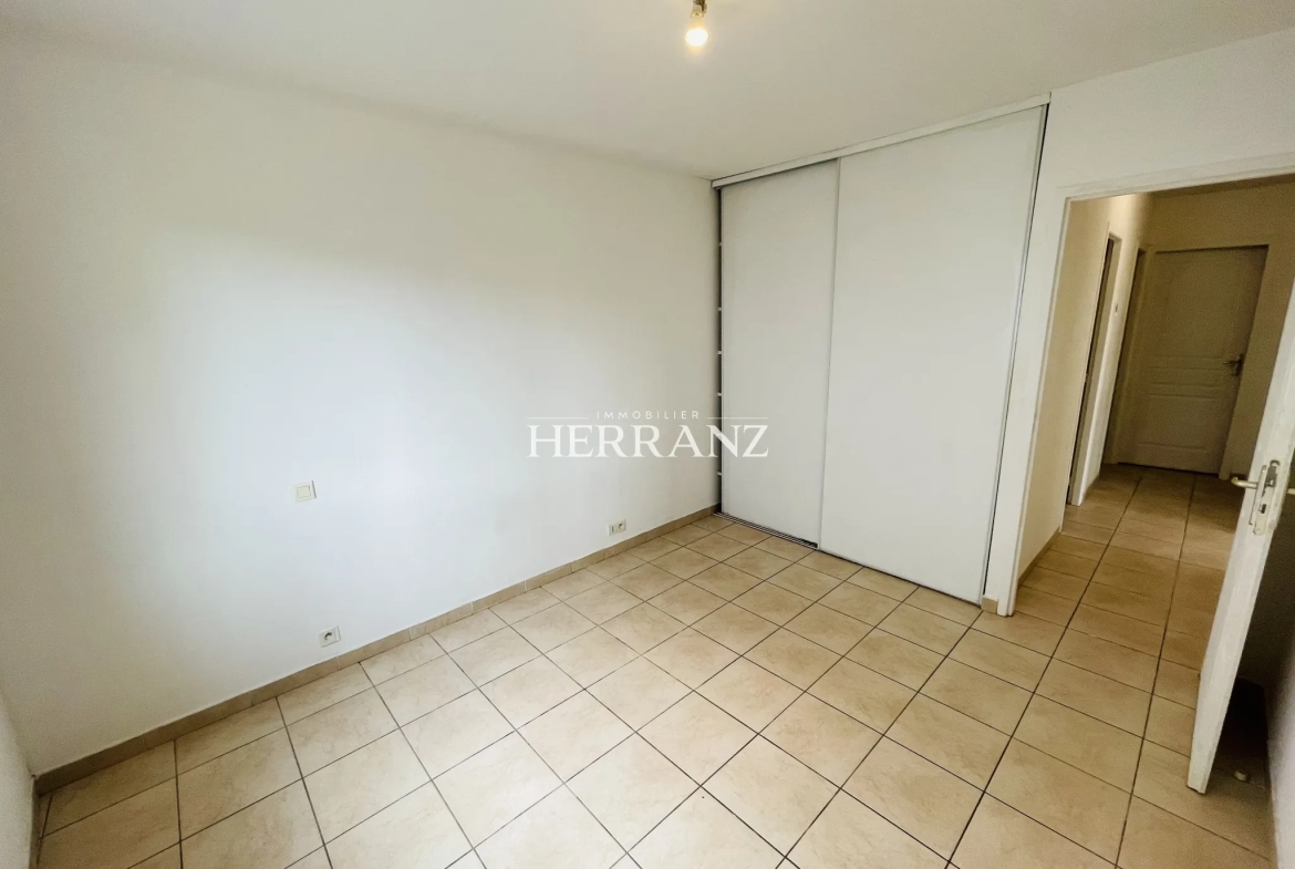Maison avec 3 chambres et garage à Libourne, secteur résidentiel 
