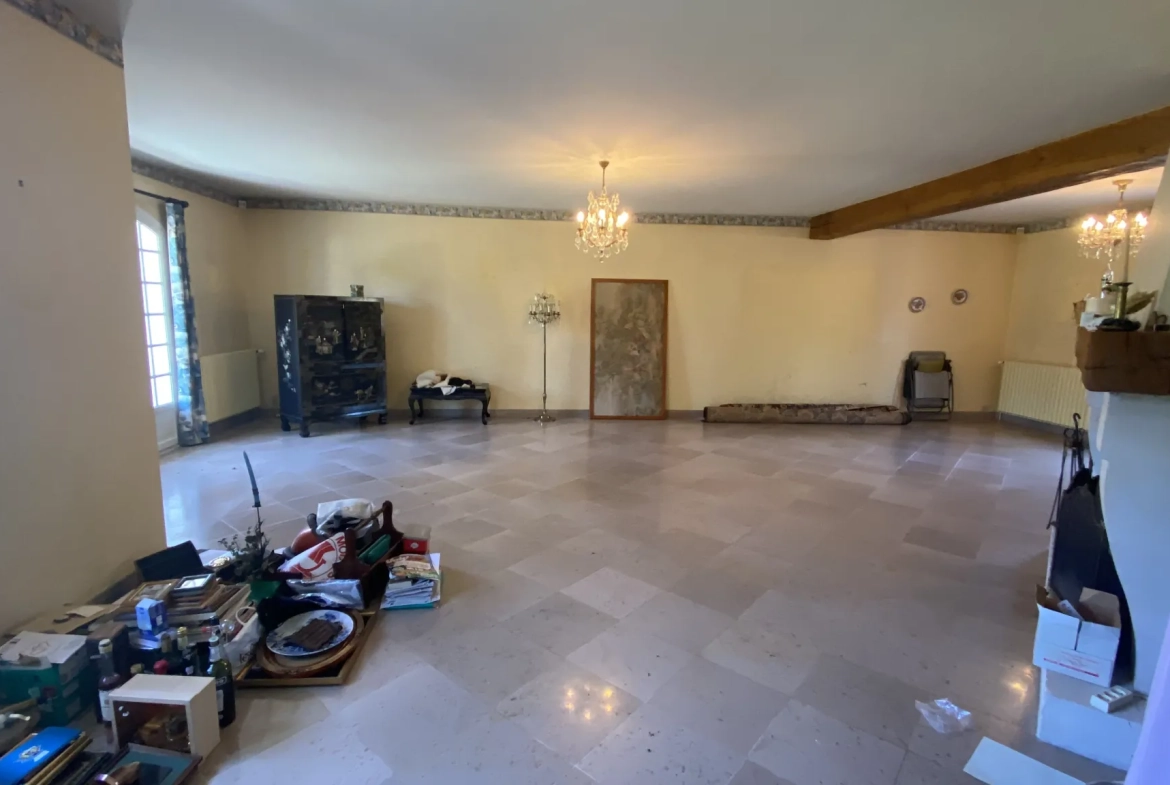 Villa de plain-pied à Noyon de 161 m² avec grand terrain et travaux à prévoir 