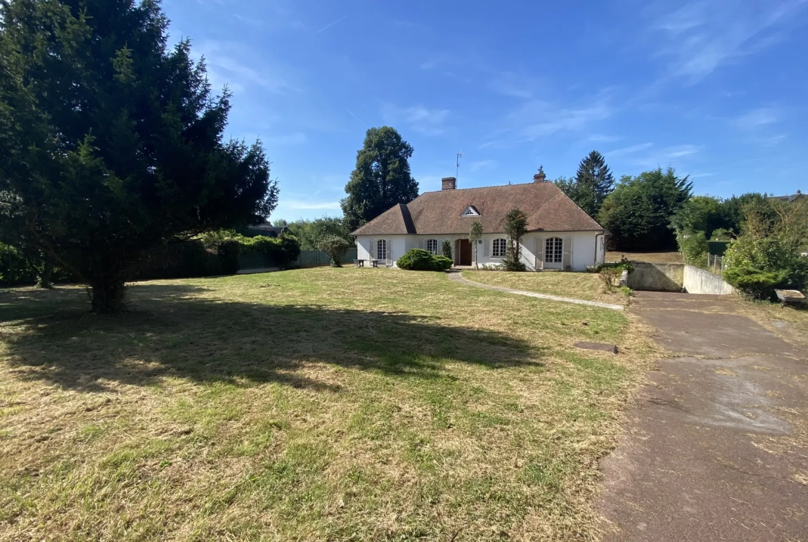 Villa de plain-pied à Noyon de 161 m² avec grand terrain et travaux à prévoir 