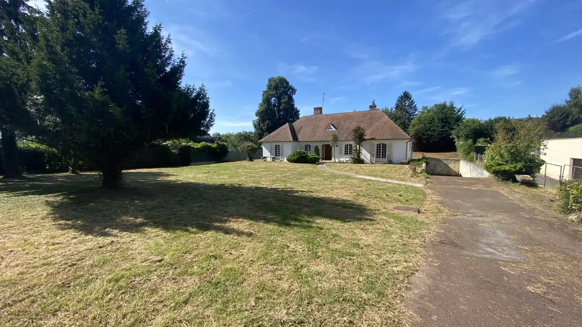 Villa de plain-pied à Noyon de 161 m² avec grand terrain et travaux à prévoir 