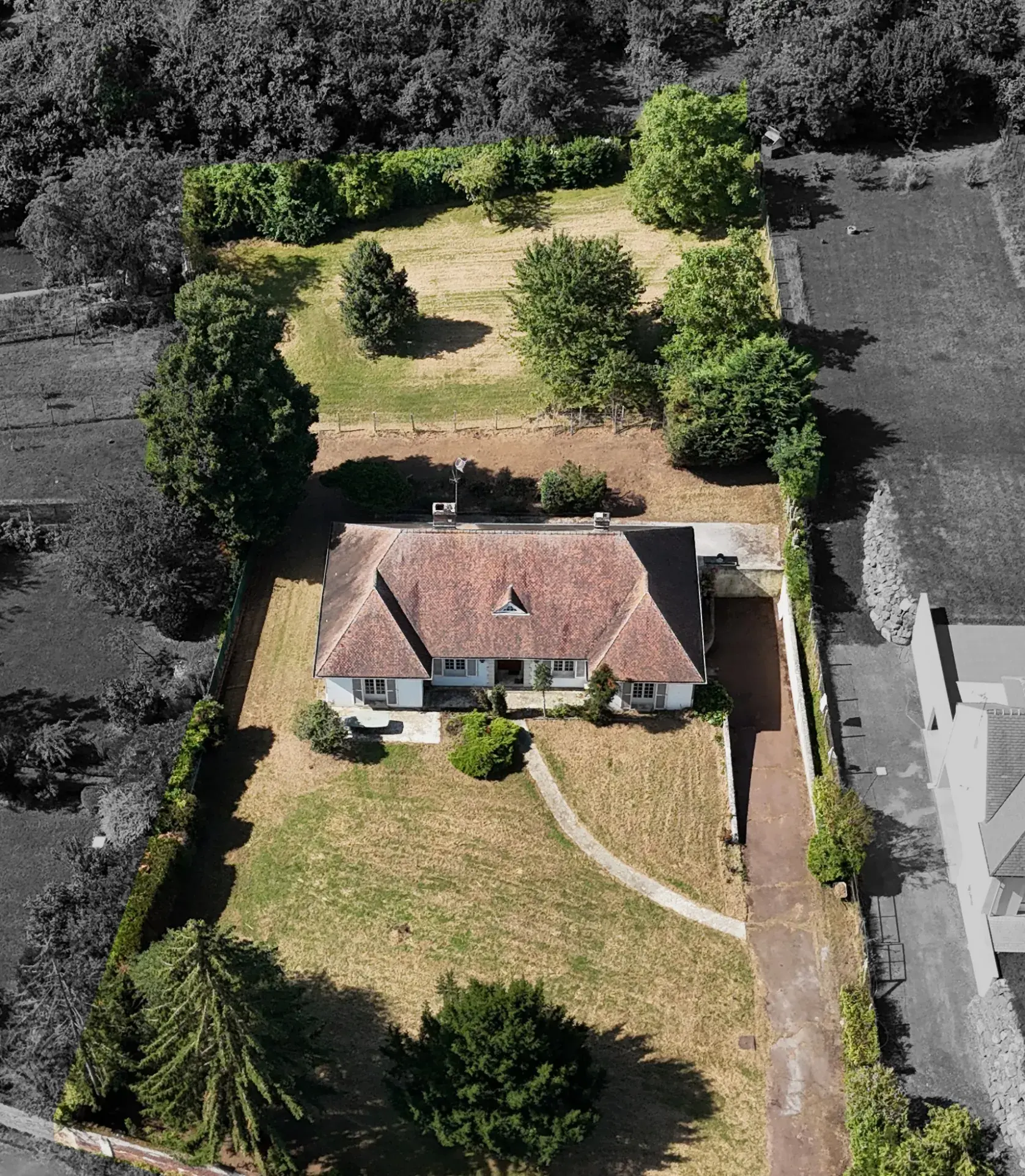 Villa de plain-pied à Noyon de 161 m² avec grand terrain et travaux à prévoir 
