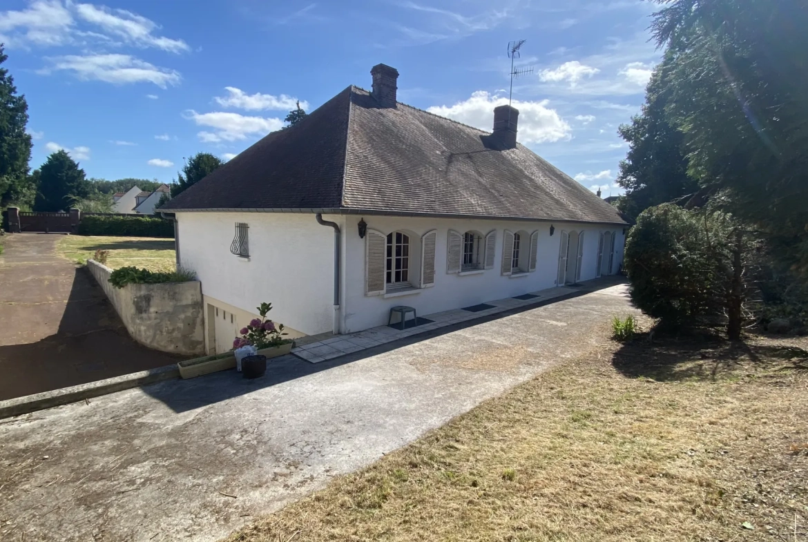 Villa de plain-pied à Noyon de 161 m² avec grand terrain et travaux à prévoir 