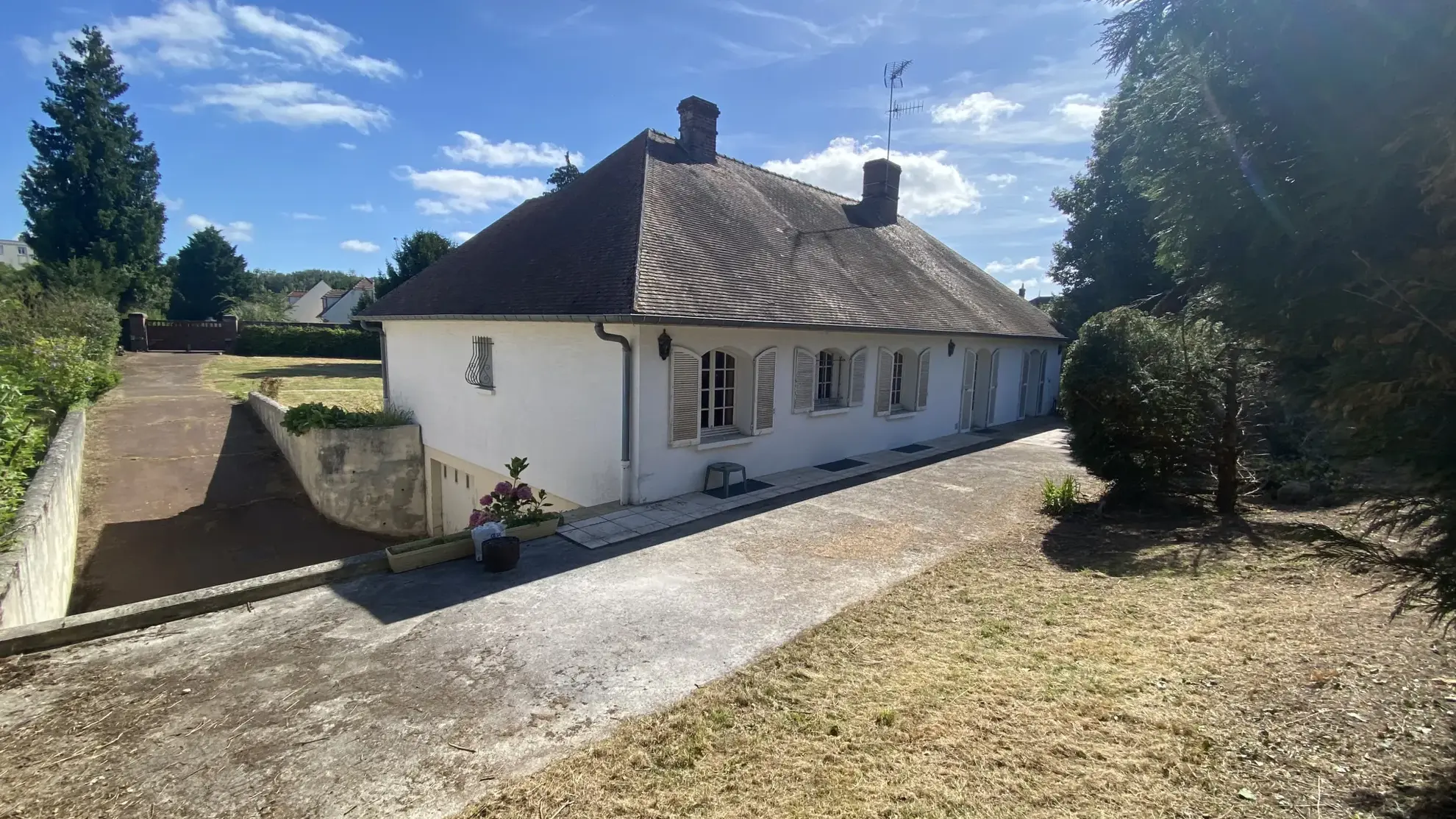 Villa de plain-pied à Noyon de 161 m² avec grand terrain et travaux à prévoir 