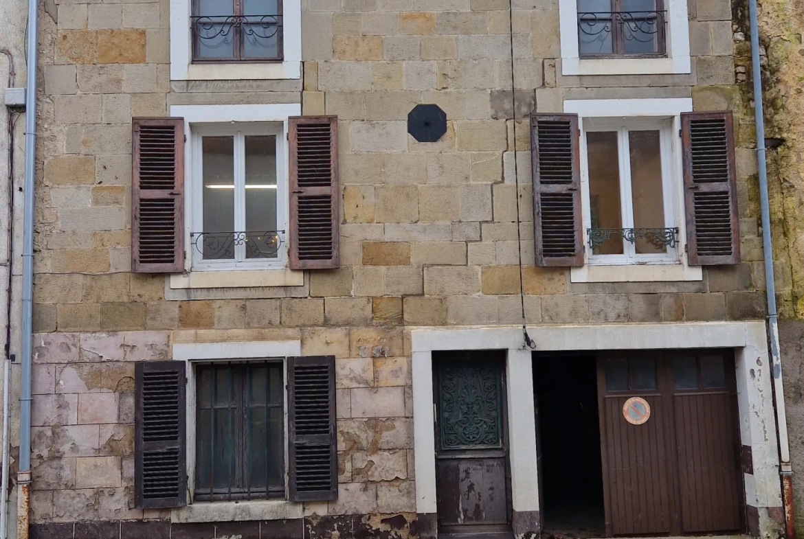 Maison de ville à rénover dans le centre de Bourbonne-les-Bains 