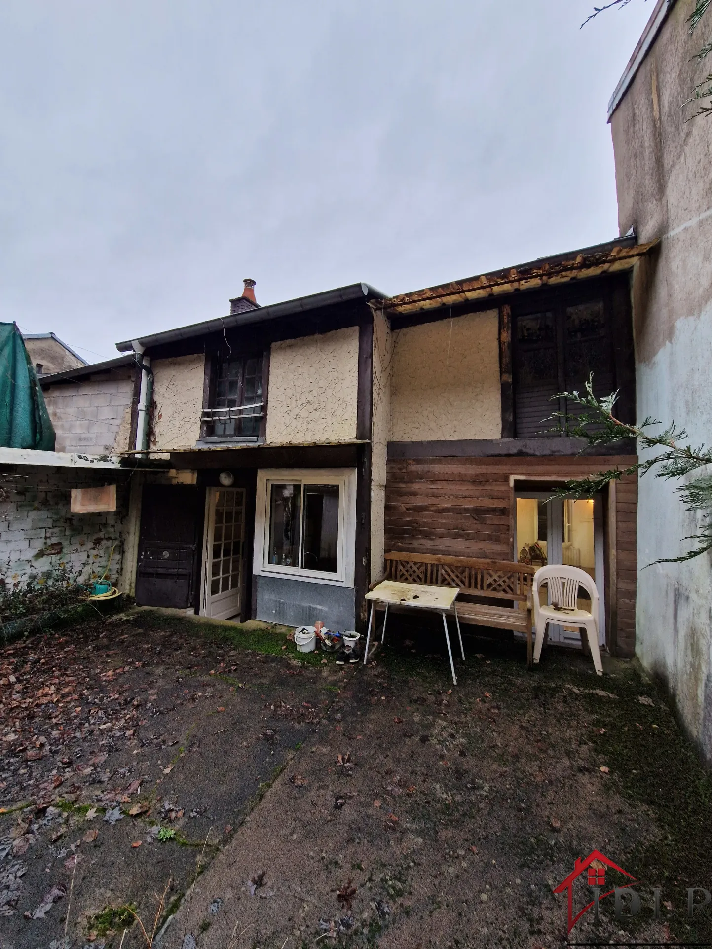 Maison de ville à rénover dans le centre de Bourbonne-les-Bains 