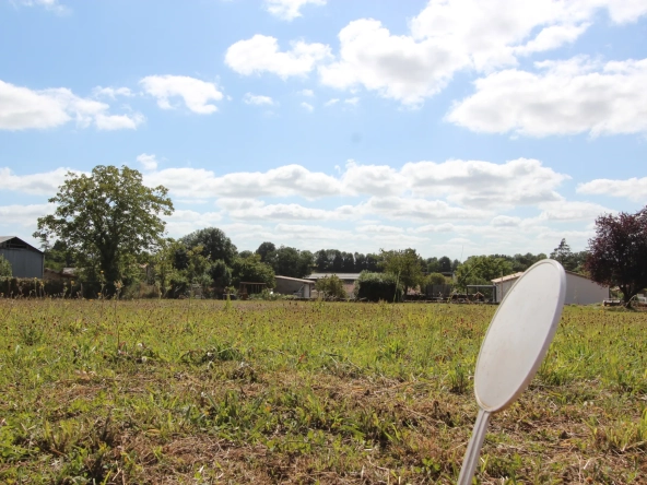 Terrain à vendre à Auge de 2288 m², calme et constructible, proximité Saint-Maixent-L'Ecole