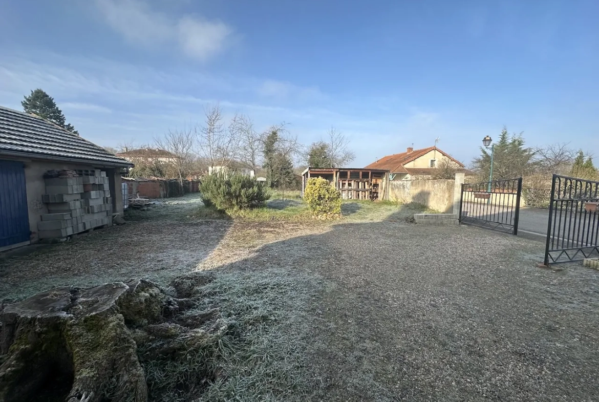 Maison de village à rénover à Chambilly, 4 chambres, grand terrain 